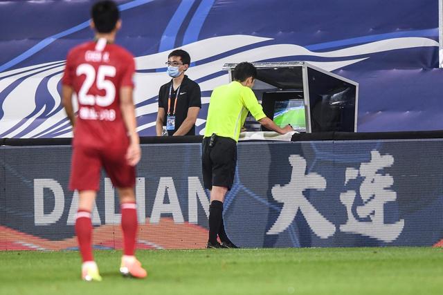 西甲-莱万破门费尔明建功 巴萨2-1塞维利亚